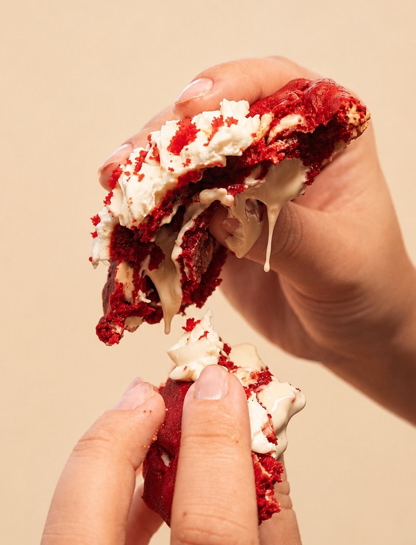 Cookie da Nobra com creme e calda no prato artesanal